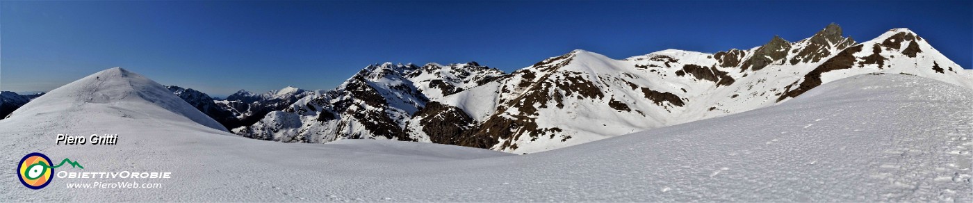 35 Veloce panoramica sul Monte Avaro sferzato dal forte gelido vento....jpg